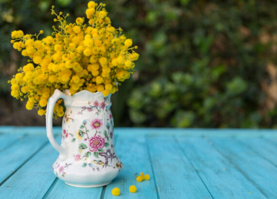 flowers-is-table-with-vase