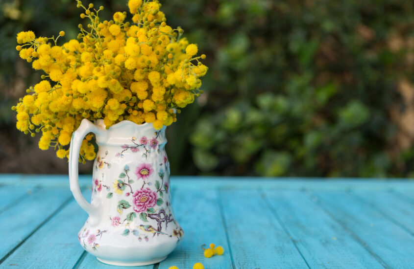 flowers-is-table-with-vase