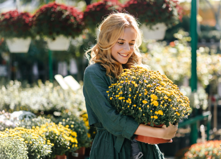 young-smiling-woman-florist-working